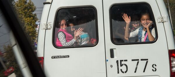 Счастливые дети в маршрутке Счастливые дети в маршрутке - Sputnik Արմենիա