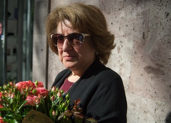 Мемориальная доска в честь актера Соса Саркисяна установлена в Ереване Мемориальная доска в честь актера Соса Саркисяна установлена в Ереване - Sputnik Արմենիա