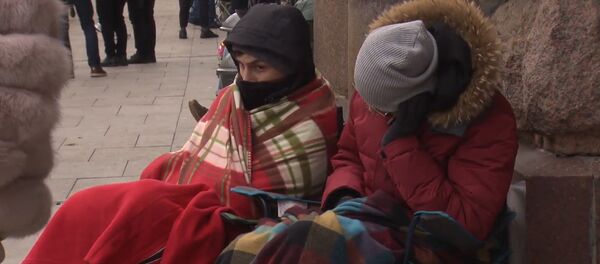 СПУТНИК_Многометровая очередь за IPhoneX в Москве - Sputnik Армения