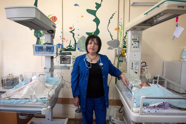 Анна Чобанян в oтделение детской реанимации Анна Чобанян в oтделение детской реанимации - Sputnik Արմենիա