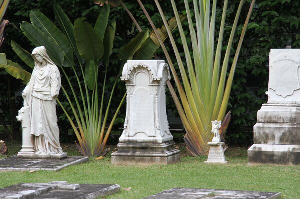 Двор церкви Святого Григория Просветителя. Мемориальные надгробия известных армян Сингапура, перенесённые сюда в 1988 году. Двор церкви Святого Григория Просветителя. Мемориальные надгробия известных армян Сингапура, перенесённые сюда в 1988 году. - Sputnik Արմենիա