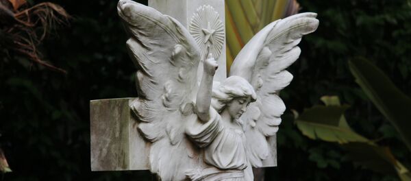 Двор церкви Святого Григория Просветителя. Мемориальные надгробия известных армян Сингапура, перенесённые сюда в 1988 году. - Sputnik Армения