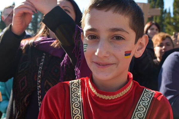 Миниатюрные национальные флаги Абхазии и Армении на щеке мальчика - Sputnik Армения