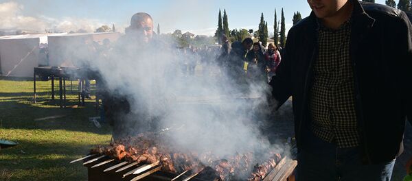 Приготовление шашлыков – сугубо мужское дело - Sputnik Արմենիա