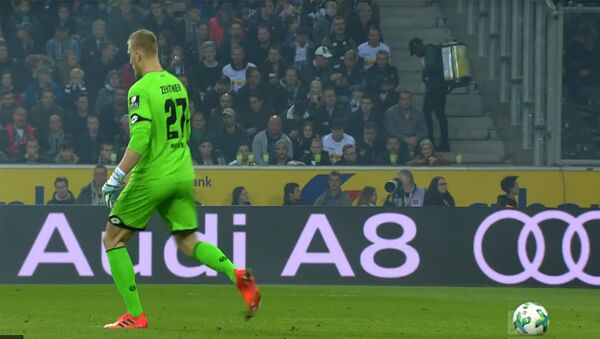 Вратарь немецкого клуба рассмешил зрителей, сыграв с невидимым мячом - Sputnik Армения