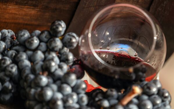 Виноградная лоза и вино в бокале на винодельческом предприятии Массандра в Крыму. - Sputnik Армения