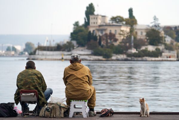 Рыбаки на набережной Севастополя. - Sputnik Армения