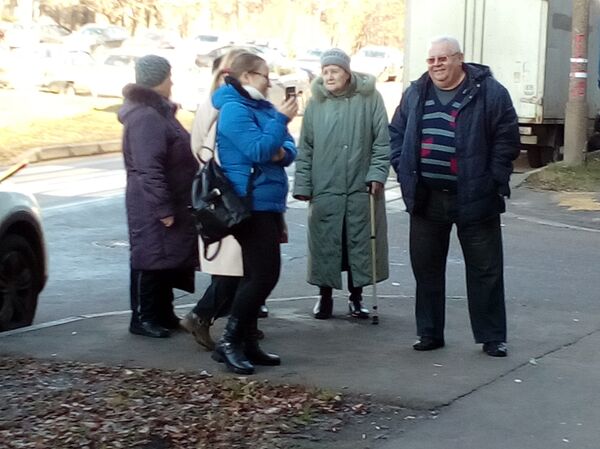 Бракоразводный процесс Армена Джигарханяна и Виталины Цымбалюк-Романовской. Прохожие Бракоразводный процесс Армена Джигарханяна и Виталины Цымбалюк-Романовской. Прохожие - Sputnik Армения