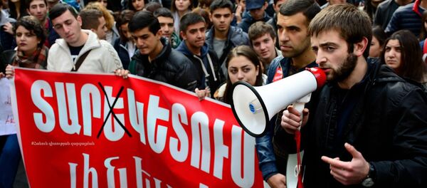 Студенты протестуют против решения о прекращении отсрочки Студенты протестуют против решения о прекращении отсрочки - Sputnik Արմենիա