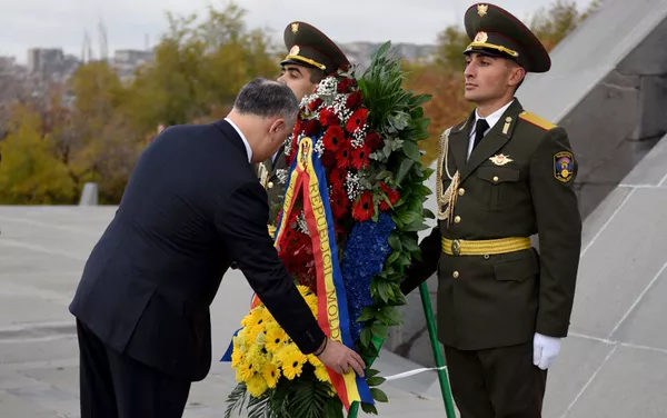 Президент Молдовы Игорь Додон в мемориале жертвам геноцида армян Президент Молдовы Игорь Додон в мемориале жертвам геноцида армян - Sputnik Армения
