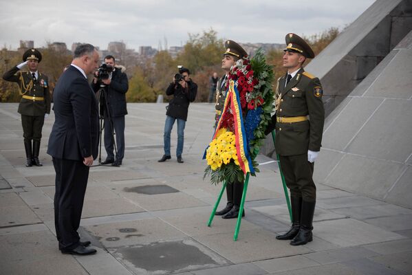Игорь Додон в мемориале жертв геноцида армян - Sputnik Армения
