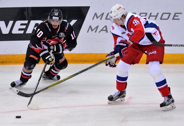 Игрок Авангарда Артём Манукян (слева) и игрок Локомотива Владислав Картаев  - Sputnik Армения