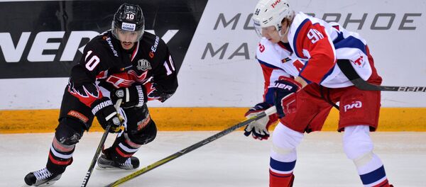 Игрок Авангарда Артём Манукян (слева) и игрок Локомотива Владислав Картаев - Sputnik Армения