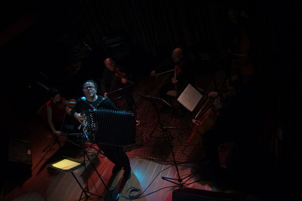 Известный французский композитор и виртуозный аккордеонист Ришар Гальяно. Концерт в Ереванском клубе Mezzo Известный французский композитор и виртуозный аккордеонист Ришар Гальяно. Концерт в Ереванском клубе Mezzo - Sputnik Армения