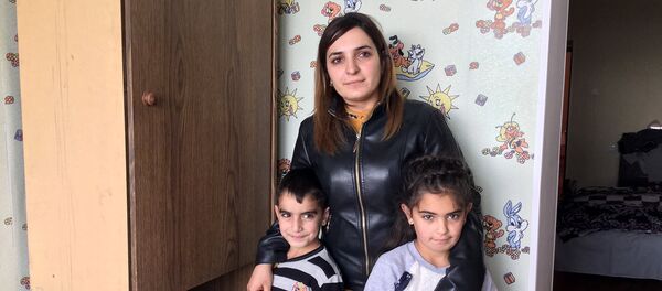 Регина Арустамян с детьми Карине и Ашотом в новой квартире Регина Арустамян с детьми Карине и Ашотом в новой квартире - Sputnik Արմենիա