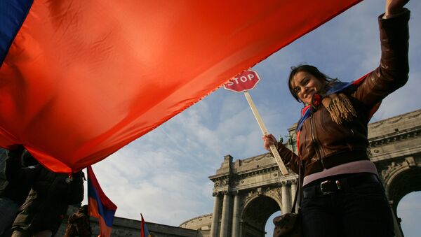 Девушка с флагом Армении Европа - Sputnik Արմենիա