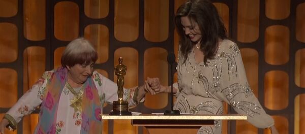 СПУТНИК_89-летняя Аньес Варда станцевала с Джоли - Sputnik Армения