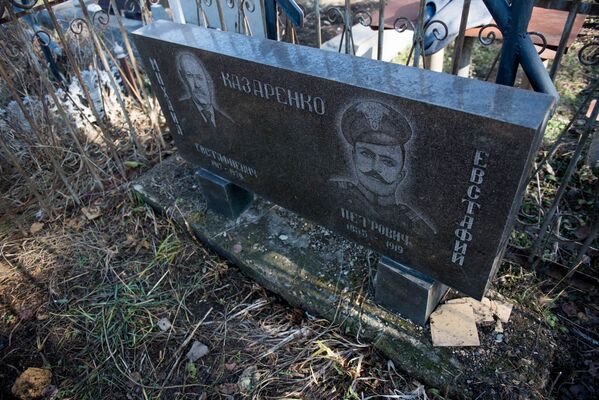 Уборка заброшенных казацких кладбищ в Степанаване. - Sputnik Армения