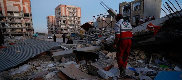 Спасатели проводят поисково-спасательные работы после 7.3-балльного землетрясения в Сарполь-э-Захабе, провинция Керманшах, Иран /13 ноября 2017/ Спасатели проводят поисково-спасательные работы после 7.3-балльного землетрясения в Сарполь-э-Захабе, провинция Керманшах, Иран /13 ноября 2017/ - Sputnik Армения