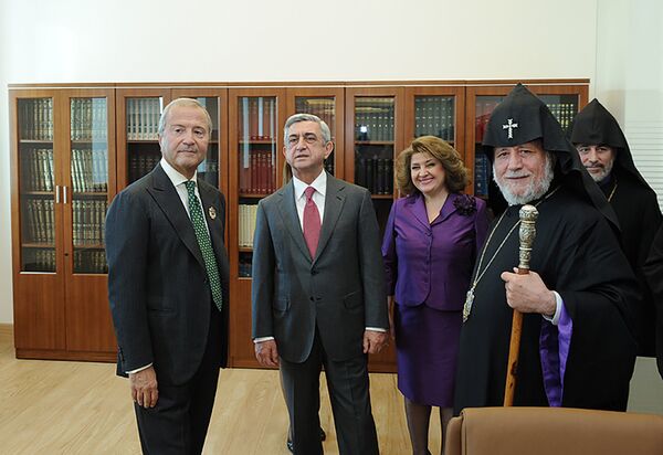 Ваче Манукян, Серж Саргсян, Рита Саргсян, Гарегин 2-ой на открытии новопостроенного матенадарана Первопрестольного Св. Эчмиадзина Ваче Манукян, Серж Саргсян, Рита Саргсян, Гарегин 2-ой на открытии новопостроенного матенадарана Первопрестольного Св. Эчмиадзина - Sputnik Армения