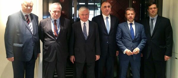 Эдвард Налбандян и Эльмар Мамедъяров с сопредседателями МГ ОБСЕ Эдвард Налбандян и Эльмар Мамедъяров с сопредседателями МГ ОБСЕ - Sputnik Արմենիա