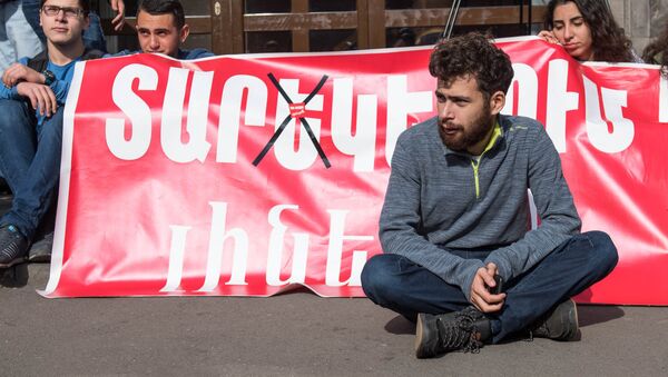 Голодовка студентов против отмены отсрочки от армию - Sputnik Армения