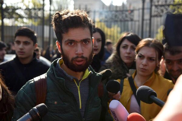 Акция протеста студентов о принятии решения об отсрочке парламентом РА - Sputnik Армения