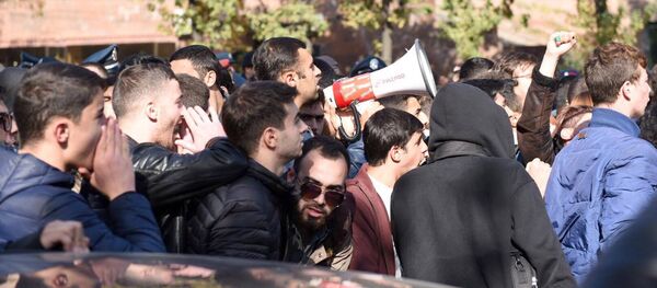 Акция протеста студентов о принятии решения об отсрочке парламентом РА - Sputnik Армения