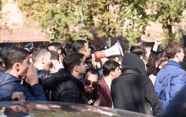 Акция протеста студентов о принятии решения об отсрочке парламентом РА - Sputnik Армения