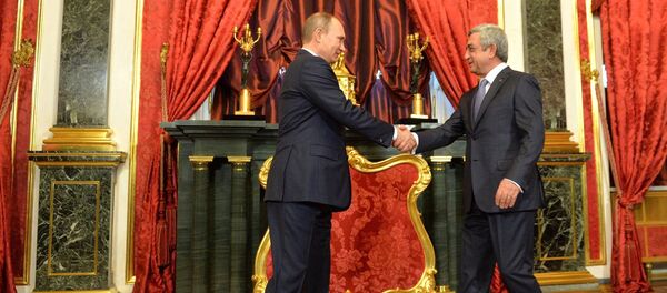 С Президентом Армении Сержем Саргсяном перед началом заседания Совета коллективной безопасности ОДКБ. - Sputnik Армения