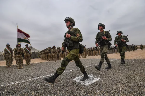 Российские военнослужащие на церемонии открытия совместных антитеррористических учений КСБР государств-членов ОДКБ на полигоне Харбмайдон в Таджикистане Российские военнослужащие на церемонии открытия совместных антитеррористических учений КСБР государств-членов ОДКБ на полигоне Харбмайдон в Таджикистане - Sputnik Армения