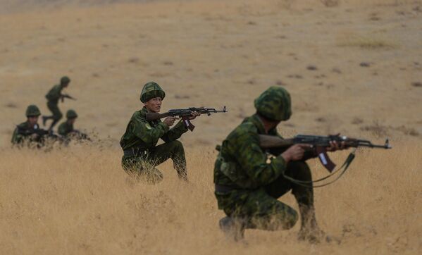 Военнослужащие во время совместных антитеррористических учений КСБР государств-членов ОДКБ на полигоне Харбмайдон в Таджикистане - Sputnik Армения