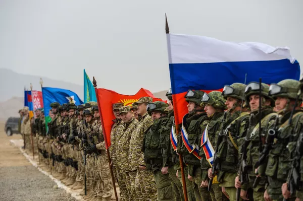 Военнослужащие на церемонии открытия совместных антитеррористических учений КСБР государств-членов ОДКБ на полигоне Харбмайдон в Таджикистане Военнослужащие на церемонии открытия совместных антитеррористических учений КСБР государств-членов ОДКБ на полигоне Харбмайдон в Таджикистане - Sputnik Армения