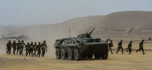 Военнослужащие во время совместных антитеррористических учений коллективных сил быстрого реагирования государств-членов ОДКБ на полигоне Халкайер в Таджикистане Военнослужащие во время совместных антитеррористических учений коллективных сил быстрого реагирования государств-членов ОДКБ на полигоне Халкайер в Таджикистане - Sputnik Армения
