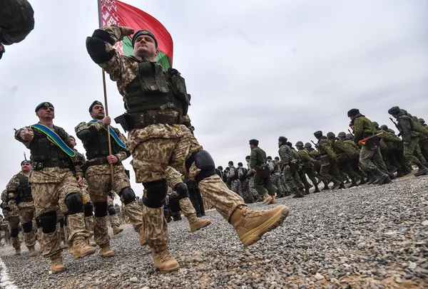 Белорусские военнослужащие на церемонии открытия совместных антитеррористических учений коллективных сил быстрого реагирования государств-членов ОДКБ на полигоне Харбмайдон в Таджикистане. Белорусские военнослужащие на церемонии открытия совместных антитеррористических учений коллективных сил быстрого реагирования государств-членов ОДКБ на полигоне Харбмайдон в Таджикистане. - Sputnik Армения