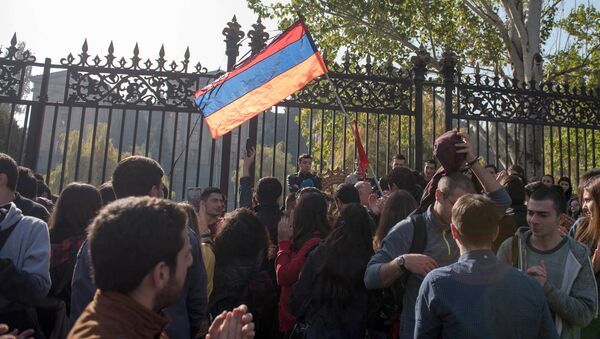 Акция протеста студентов о принятии решения об отсрочке парламентом РА - Sputnik Արմենիա