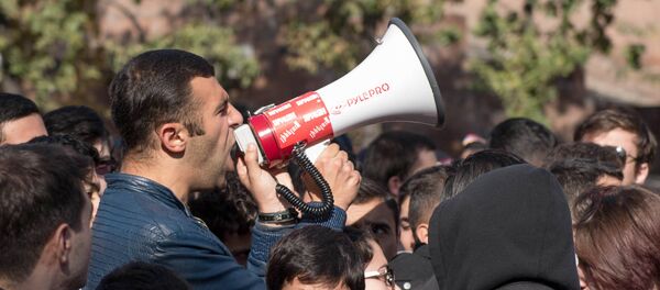 Акция протеста студентов о принятии решения об отсрочке парламентом РА Акция протеста студентов о принятии решения об отсрочке парламентом РА - Sputnik Արմենիա