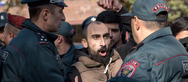 Акция протеста студентов о принятии решения об отсрочке парламентом РА Акция протеста студентов о принятии решения об отсрочке парламентом РА - Sputnik Армения