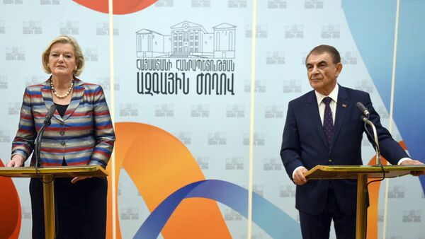 Встреча Спикера парламента РА Ара Баблояна и спикера сената Нидерланд Анке Броекерс-Кнол - Sputnik Армения