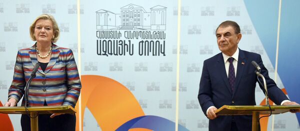 Встреча Спикера парламента РА Ара Баблояна и спикера сената Нидерланд Анке Броекерс-Кнол - Sputnik Армения