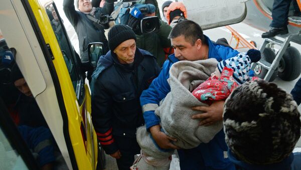 Выжившую при крушении L-410 девочку доставили в Хабаровск - Sputnik Армения
