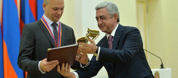 Президент РА Серж Саргсян вручает приз 2017г. за достижения в сфере ИТ основателю Нест Лабс Тони Фаделлу Президент РА Серж Саргсян вручает приз 2017г. за достижения в сфере ИТ основателю Нест Лабс Тони Фаделлу - Sputnik Արմենիա