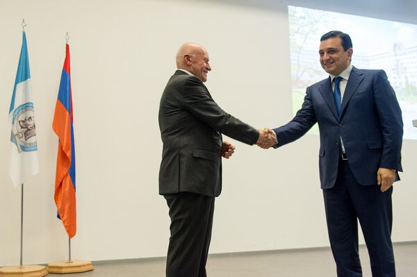 Известный российский и советский кардиохирург Лео Бокерия и ректор Ереванского государственного медицинского университета имени Мхитара Гераци Армен Мурадян Известный российский и советский кардиохирург Лео Бокерия и ректор Ереванского государственного медицинского университета имени Мхитара Гераци Армен Мурадян - Sputnik Արմենիա