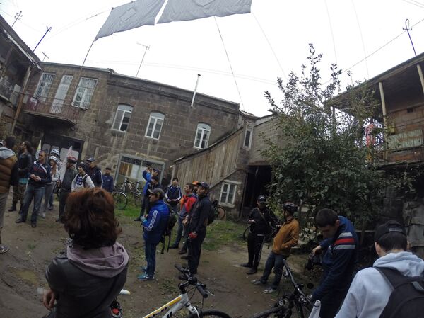 Հեծանվորդները Գյումրիի բակերից մեկում, որտեղ նկարահանվել է Մեր մանկության տանգոն ֆիլմը Հեծանվորդները Գյումրիի բակերից մեկում, որտեղ նկարահանվել է Մեր մանկության տանգոն ֆիլմը - Sputnik Արմենիա