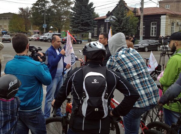 Հեծանվորդներին Գյումրիում դիմավորել է ԱԺ պատգամավոր Մարտուն Գրիգորյանը Հեծանվորդներին Գյումրիում դիմավորել է ԱԺ պատգամավոր Մարտուն Գրիգորյանը - Sputnik Արմենիա