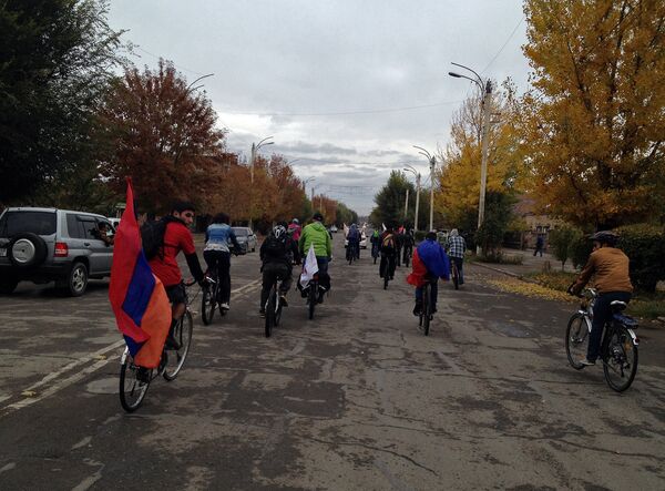 Հեծանվորդները շրջում են Գյումրու փողոցներով Հեծանվորդները շրջում են Գյումրու փողոցներով - Sputnik Արմենիա