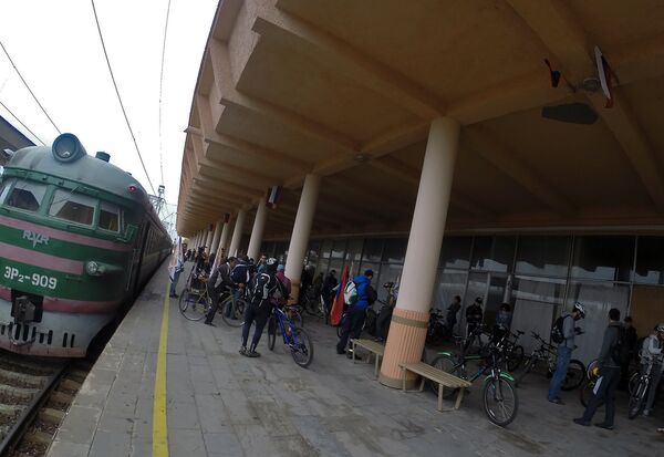 Հեծանվորդները Գյումրու երկաթուղային կայարանում Հեծանվորդները Գյումրու երկաթուղային կայարանում - Sputnik Արմենիա