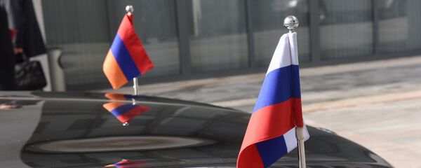 Флаги Армении и России на автомобиле Флаги Армении и России на автомобиле - Sputnik Արմենիա
