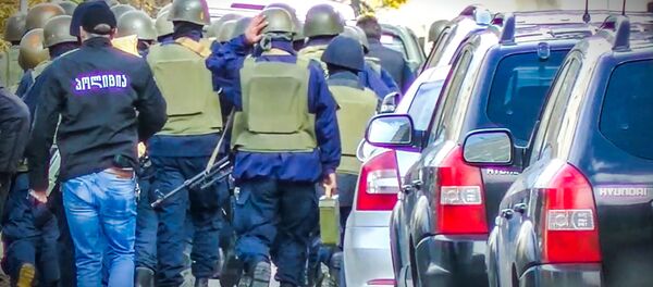 სპეცრაზმი იმ შენობაზე იერიშისთვის ემზადება, რომელშიც სავარაუდო ტერორისტები არიან გამაგრებულები სპეცრაზმი იმ შენობაზე იერიშისთვის ემზადება, რომელშიც სავარაუდო ტერორისტები არიან გამაგრებულები - Sputnik Армения