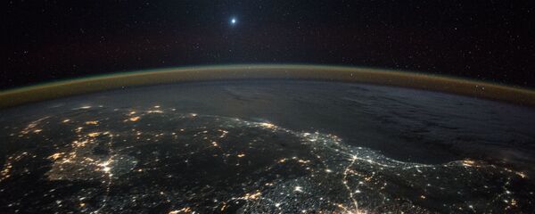 Снимок Венеры на фоне ночных огней Земли, полученное с Международной космической станции Снимок Венеры на фоне ночных огней Земли, полученное с Международной космической станции - Sputnik Արմենիա